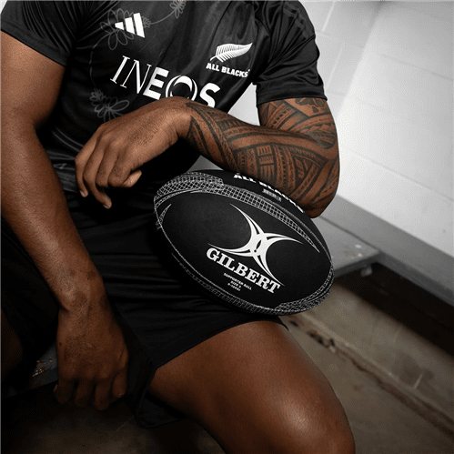 Gilbert_All_Blacks_Supporter_Ball_Black_Lifestyle_in_changing_room638483513-1-.png