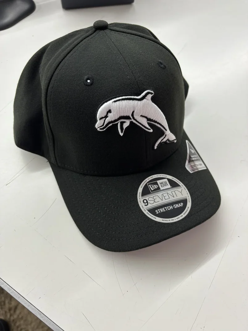 NRL-Dolphins-970SS-Snapback-Cap-Black-White-Front-Left.webp NRL Dolphins 970SS Snapback Cap Black White Front Left