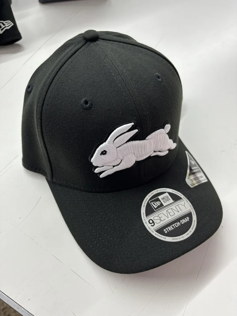 NRL-Rabbitohs-970SS-Snapback-Cap-Black-White-Front-Left.webp NRL Rabbitohs 970SS Snapback Cap Black White Front Right View