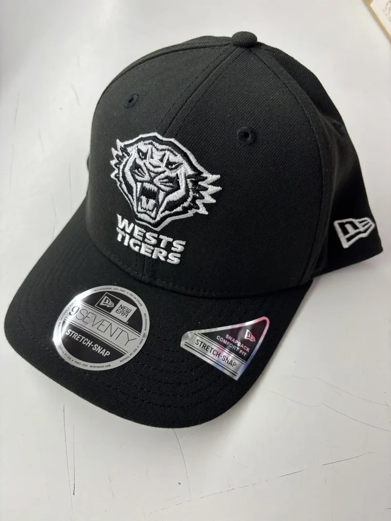 NRL-Tigers-970SS-Snapback-Cap-Black-White-Front-Left.webp NRL Tigers 970SS Snapback Cap Black White Front Left View