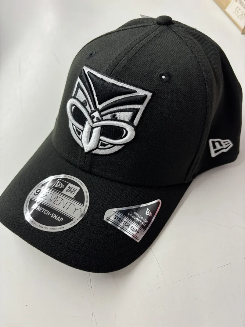 NRL-Warriors-970SS-Snapback-Cap-Black-White-Front-Right-2.webp NRL Warriors 970SS Snapback Cap Black White Front Right View